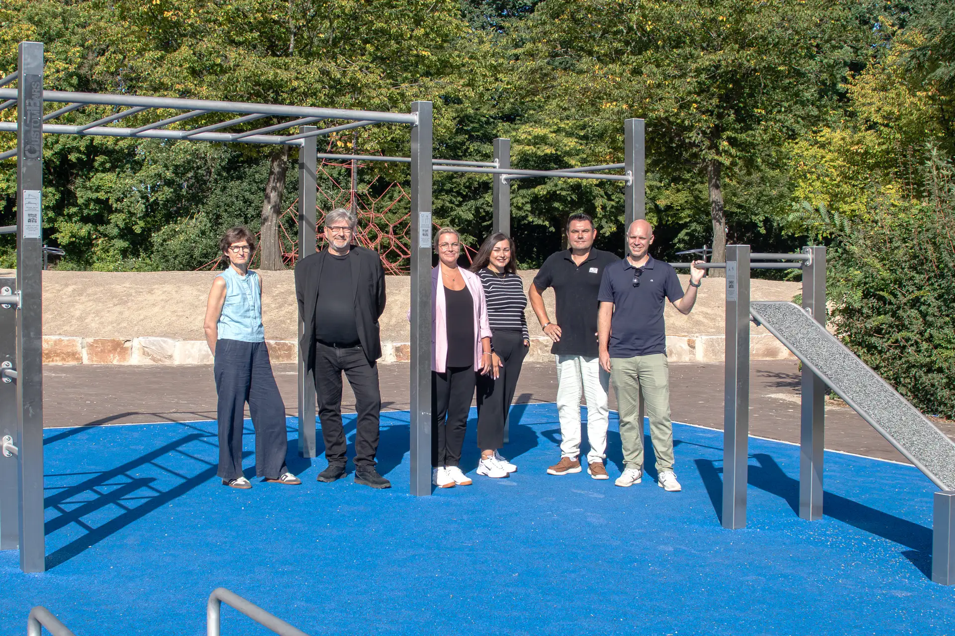 Haben die neue Calisthenics-Anlage gemeinsam ermöglicht (von links nach rechts): Irene Jatzkowski (Gartenbauamt), Saskia Heers (Seestadt Immobilien), Mark Dieckell (Dieckell-Stiftung), Ingo Beck (CVO GyO Schulleitung), Manuela Rademacher (CVO Oberschule Schulleitung), Stephan Oberboßel (CVO Oberschule Schulleitung).