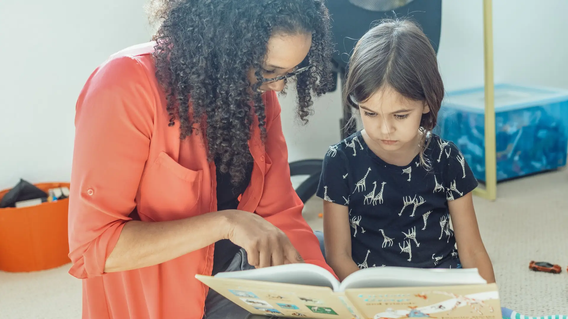 Vorlesen verbindet und stärkt die Sprachkompetenz von Kindern.