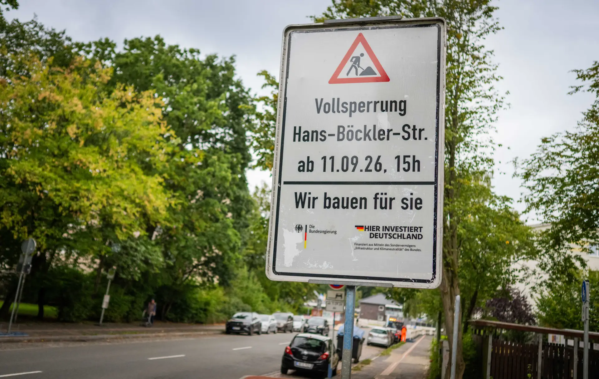 Blick auf das Hinweisschild zur bevorstehenden Baustelle in der Hans-Böckler-Straße in Leherheide