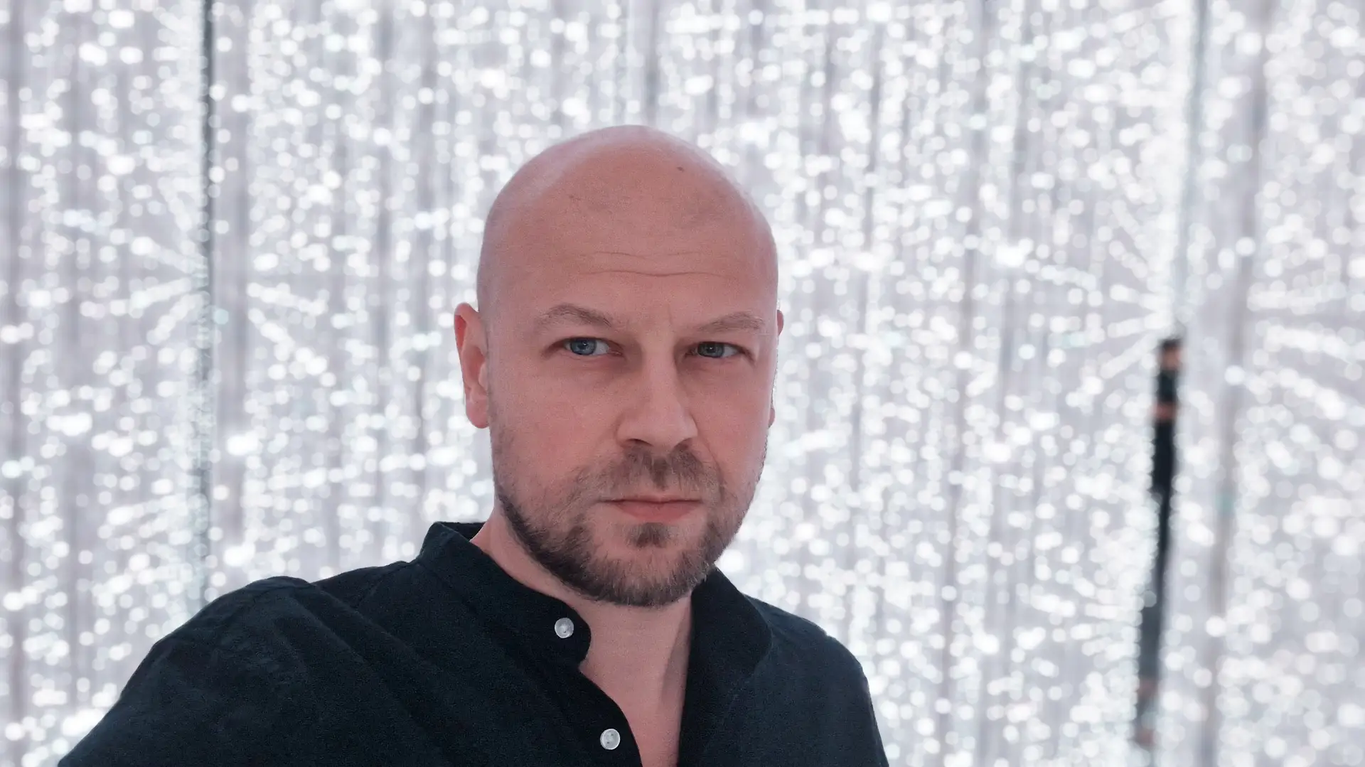 Regisseur Marcin Wierzchowski wird bei der Aufführung in Brake vor Ort und zum Gespräch bereit sein.