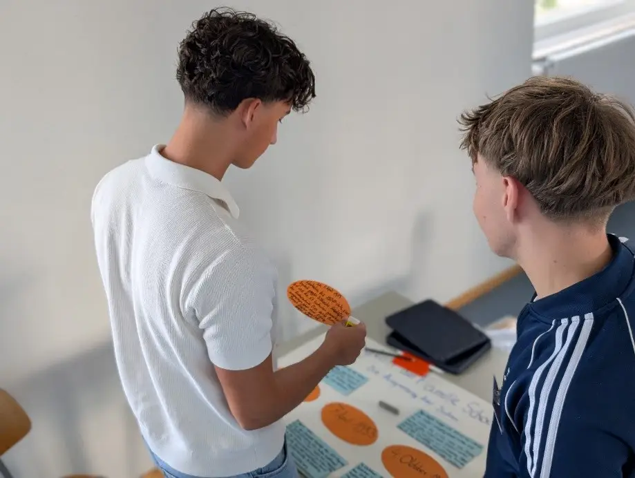 Am „Tag der Stadtgeschichte“ präsentieren 170 Oberstufenschülerinnen und Oberstufenschüler des Schulzentrums Geschwister Scholl 46 Orte der Diktatur, an denen die Geschichte der NS-Zeit in Bremerhaven sichtbar wird.