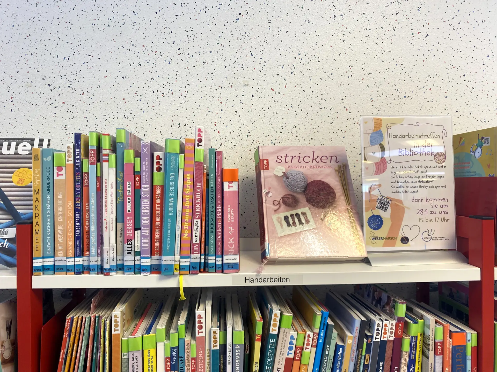 Passend zum Handarbeitstreffen können verschiedene Bücher zum Thema in der Kreisbibliothek ausgeliehen werden.